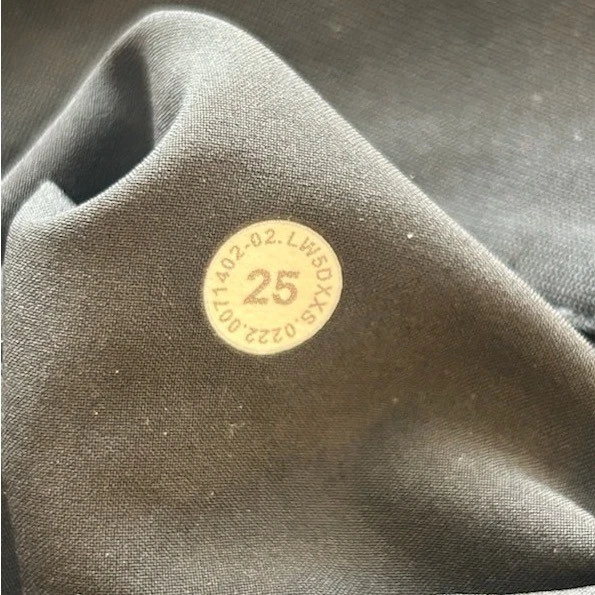 Lululemon Women's Black Cropped Yoga Pants Athletic Performance Stretch Size 25 - Image 4