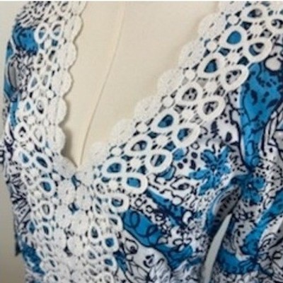 Lilly Pulitzer Tunic Top Crochet Trim Blue White Paisley Print Size Small - Image 3